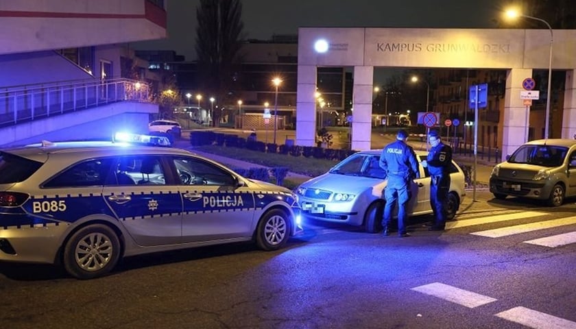Powiększ obraz: Na zdjęciu policyjna akcja kontroli kierowców taksówek we Wrocławiu
