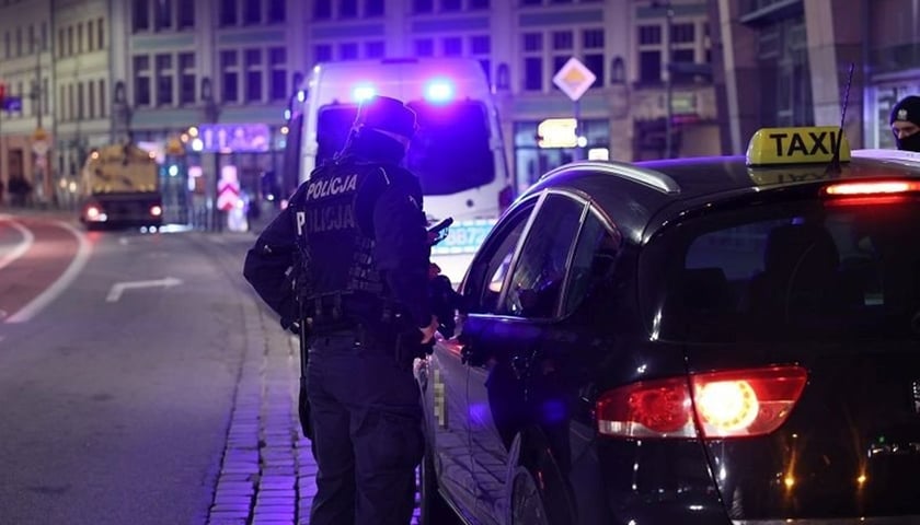 Na zdjęciu policyjna akcja kontroli kierowców taksówek we Wrocławiu