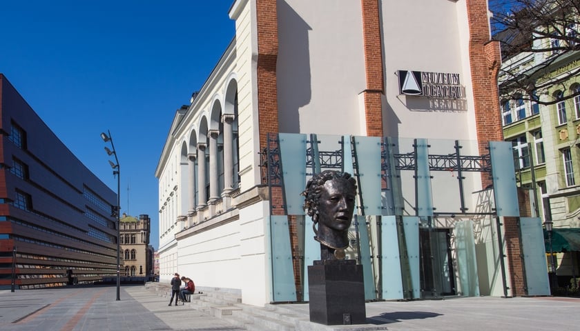 Powiększ obraz: Na zdjeciu widać budynek z napisem Muzeum Teatru. Przed budynkiem stoi rzeźba - twarz Orfeusza