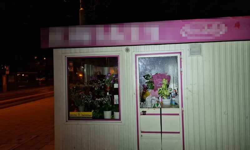 Powiększ obraz: Na zdjęciu widać kwiaciarnię na Śródmieściu, do której włamali się złodzieje