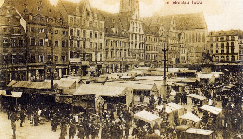 Rok 1903. Ostatni jarmark bożonarodzeniowy w przedwojennym Wrocławiu. Na zdjęciu widać jarmarczne kramy i mieszkańców Breslau