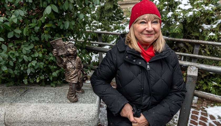 Na zdjęciu pani Renata Otolińska oraz odsłonięta 13.12.2022 figurka krasnala z jej twarzą