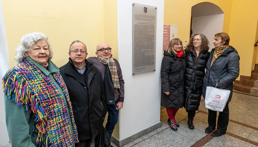 Odsłonięcie pamiątkowej tablicy w gmachu Instytutu Filologii Polskiej