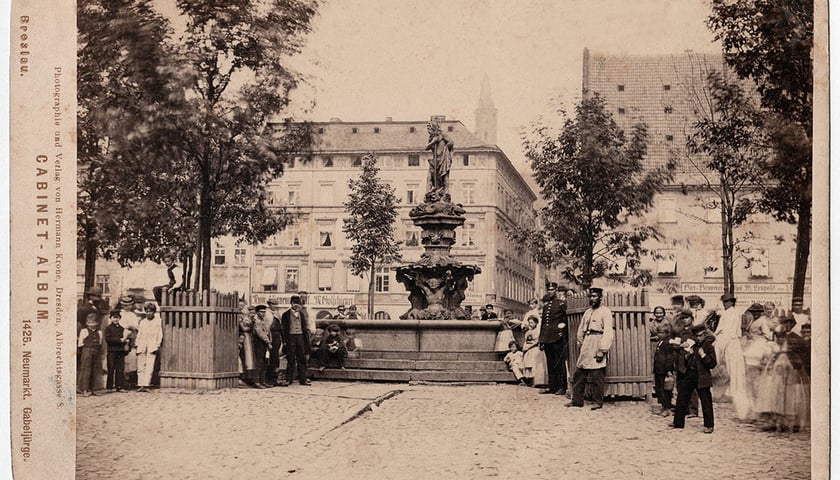 Powiększ obraz: pl. Nowy Targ z fontanną Neptuna