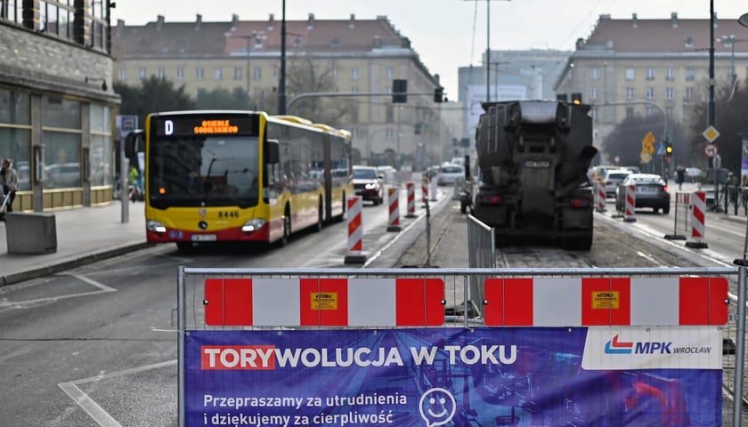 Powiększ obraz: Torywolucja. Remont torowiska we Wrocławiu