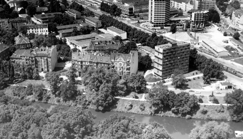 Powiększ obraz: Wrocław z lotu ptaka, akademiki Kredka i Ołówek w budowie, 1983 r.