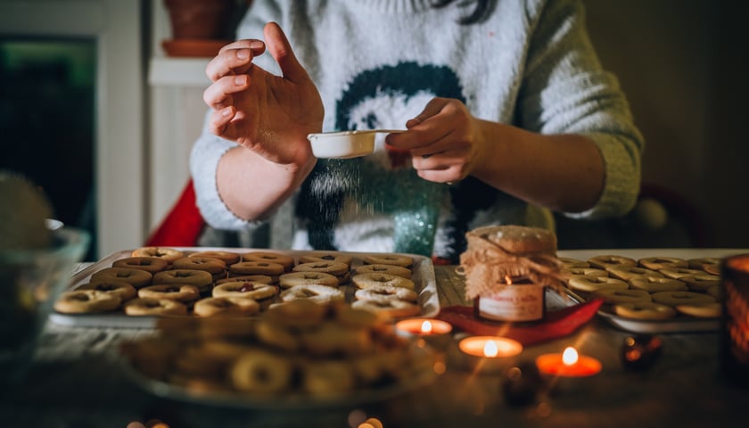 Powiększ obraz: Przygotowanie świątecznych ciasteczek