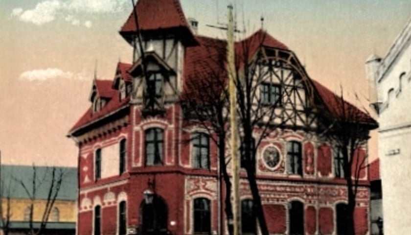 Powiększ obraz: Na kolorowanej pocztówce z lat 1899-1904 budynek willi, w której teraz mieści się placówka Poczty Polskiej przy ul. Skoczylasa 19