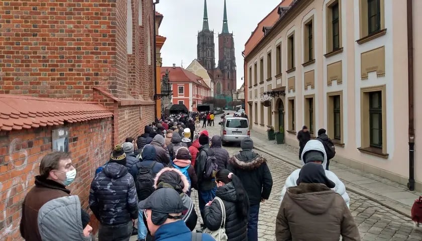 Powiększ obraz: Kwiecień 2022. Jak co roku, Caritas wydawało na Wielkanoc na Ostrowie Tumskim paczki dla najuboższych mieszkańców. Po dary ustawiły się długie kolejki.
