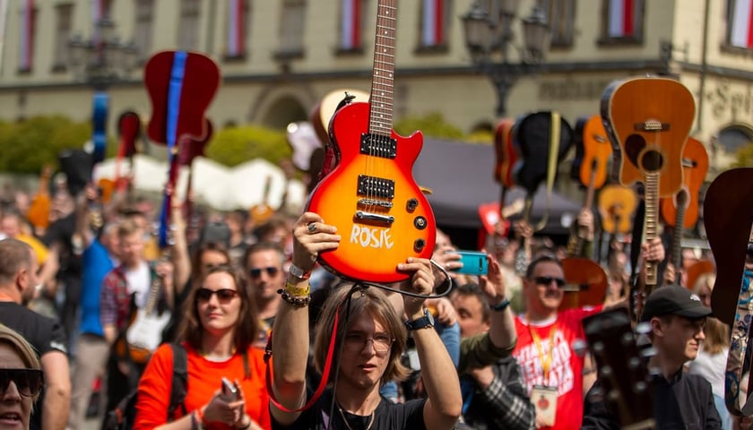 Powiększ obraz: Gitarowy rekord świata pobity. 1 maja 2022 r. na wrocławskim rynku do bicia rekordu stanęło aż 7676 gitarzystów.