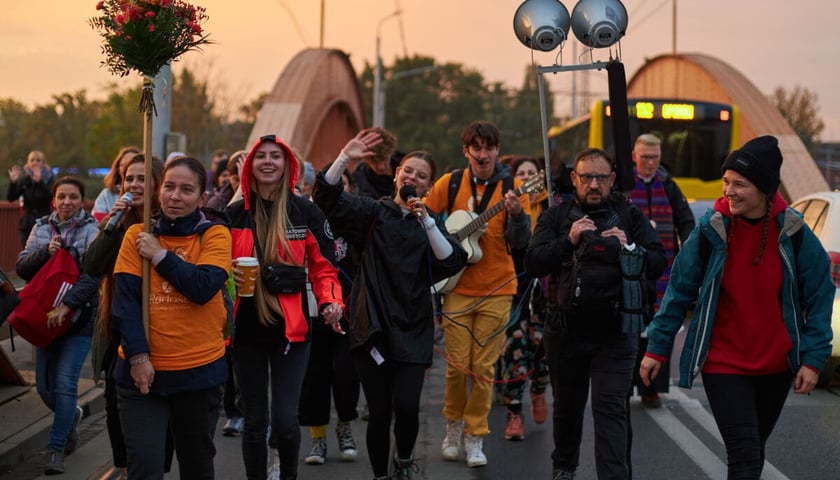 Powiększ obraz: Tysiące wrocławian poszło w 43. Pieszej Pielgrzymce do grobu św. Jadwigi w Trzebnicy. Pielgrzymi ruszyli podzieleni na ponad dwadzieścia grup. Do pokonania mieli ponad 30 kilometrów. Wrocław, 15 października 2022.