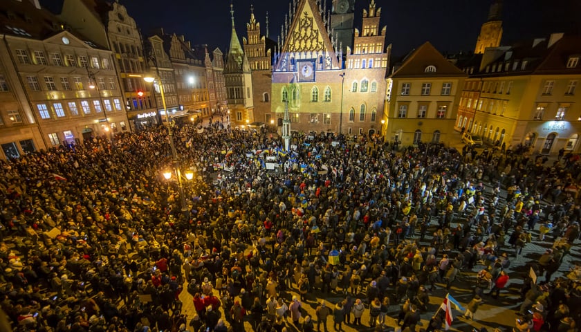 Powiększ obraz: 24 luty 2022, Rosja zaatakowała Ukrainę. Manifestacja wsparcia dla Ukrainy na wrocławskim Rynku.