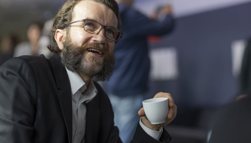 Powiększ obraz: Premiera serialu Netflixa ?Wielka Woda? opowiadającego o powodzi we Wrocławiu w 1997 roku. Wrocław, 30 września, Narodowe Forum Muzyki.  Na zdjęciu Tomasz Kot, odgrywający w serialu rolę prezydenta Bogdana Zdrojewskiego.