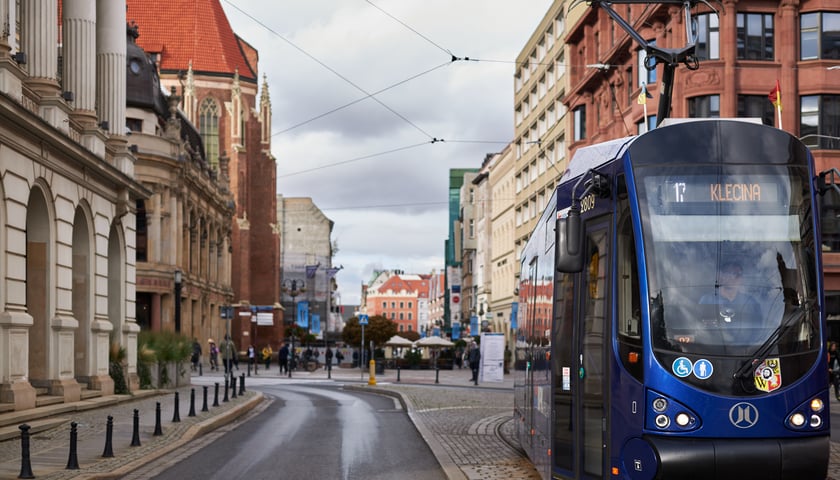 Powiększ obraz: Tramwaj linii nr 17 na Klecinę na ul. Świdnickiej (koło Opery Wrocławskiej)