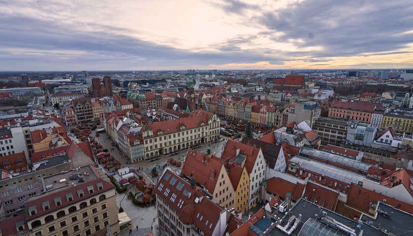 Powiększ obraz: Na zdjęciu Wrocław - widok z wieży kościoła św. Elżbiety. Rynek