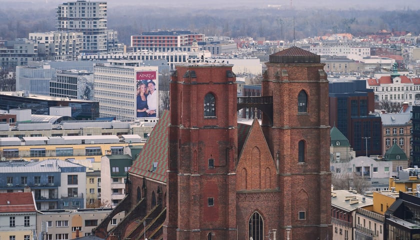 Powiększ obraz: Na zdjęciu Wrocław - widok z wieży kościoła św. Elżbiety m.in. na kościół św. Marii Magdaleny
