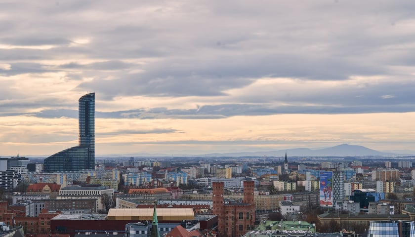 Powiększ obraz: Na zdjęciu Wrocław - widok z wieży kościoła św. Elżbiety. W tle Sky Tower