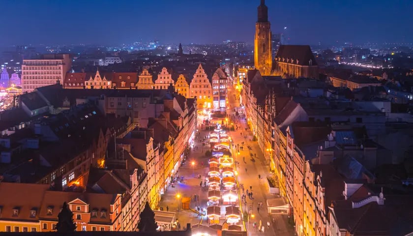 Powiększ obraz: Na zdjęciu widać Jarmark Bożonarodzeniowy we Wrocławiu