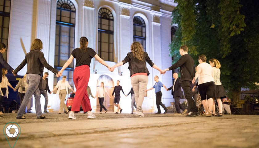 Powiększ obraz: <p>Festiwal SIMCHA - tańce przed Synagogą</p>