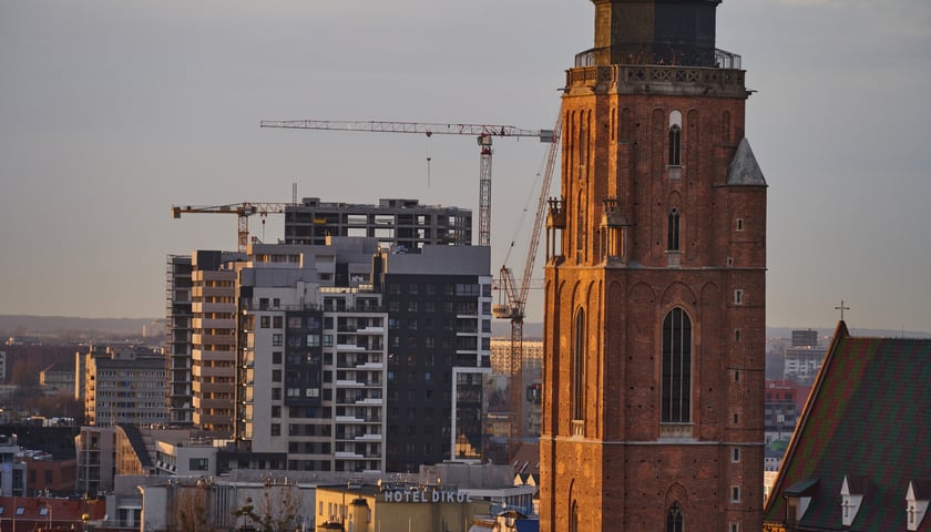 Panorama Wrocławia o zachodzie słońca z mostku Pokutnic