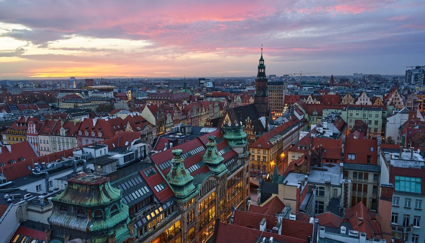 Panorama Wrocławia o zachodzie słońca z mostku Pokutnic