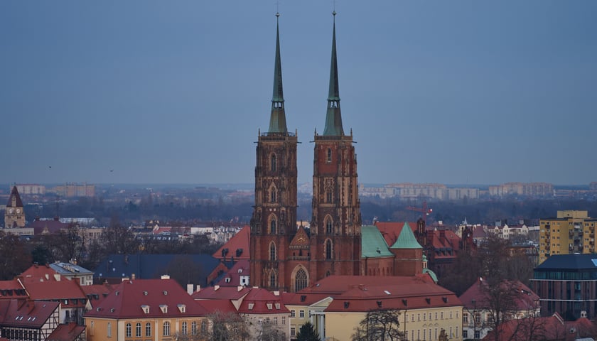 Panorama Wrocławia o zachodzie słońca z mostku Pokutnic