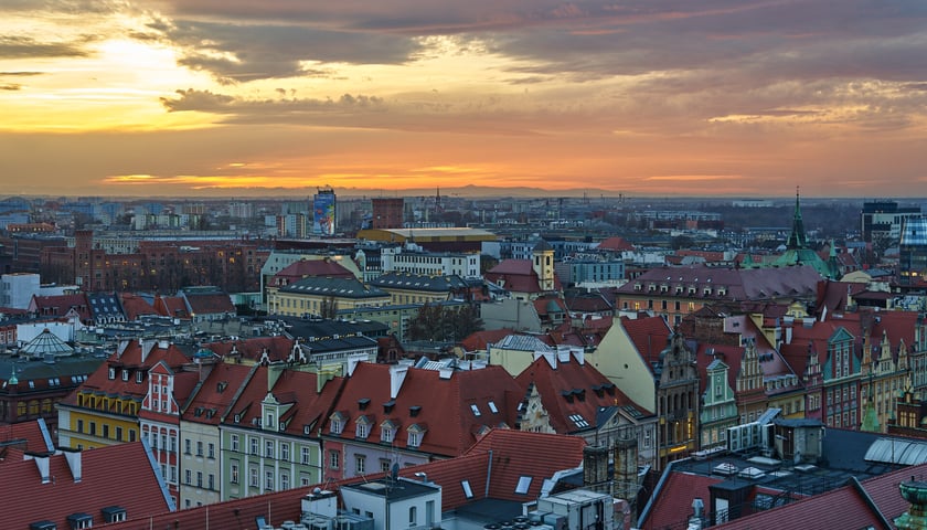 Panorama Wrocławia o zachodzie słońca z mostku Pokutnic