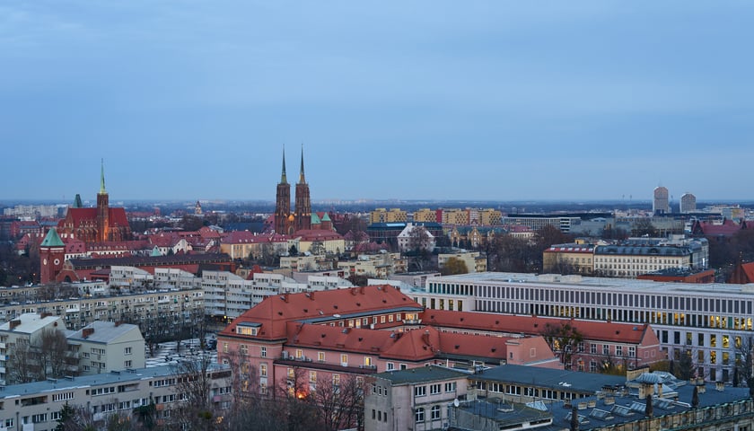 Panorama Wrocławia o zachodzie słońca z mostku Pokutnic