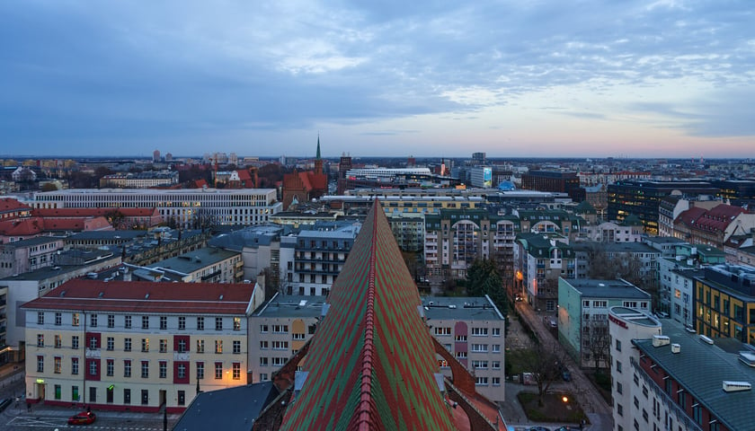 Panorama Wrocławia o zachodzie słońca z mostku Pokutnic