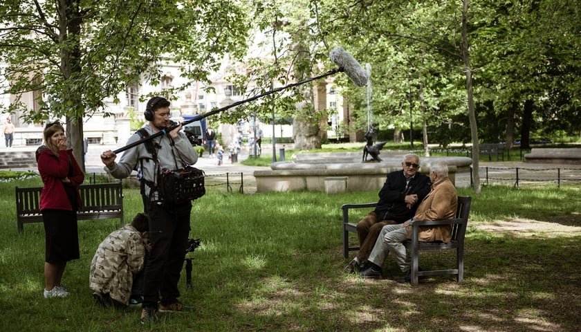 Powiększ obraz: Realizacja filmu "Los". Na ławce siedzą Jerzy Podlak i Jürgen Hempel, bohaterowie filmu "Los"