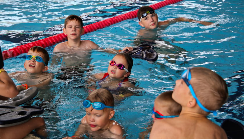 Powiększ obraz: Na zdjęciu dzieci w aquaparku podczas nauki pływania w basenie