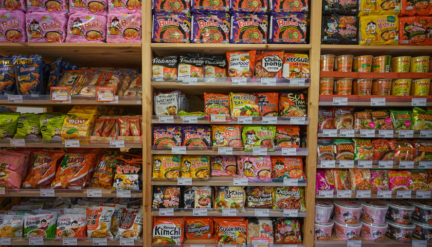 Powiększ obraz: <p>W Okashi na Malarskiej 25 znajdziemy specjały z azjatyckich sklep&oacute;w</p>