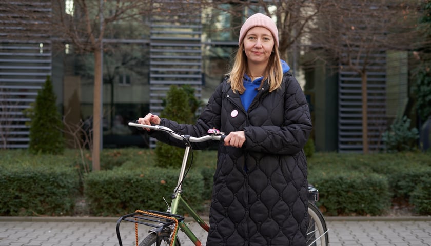 Powiększ obraz: Na zdjęciu Katarzyna Kusowska. nowa oficer rowerowa Wrocławia