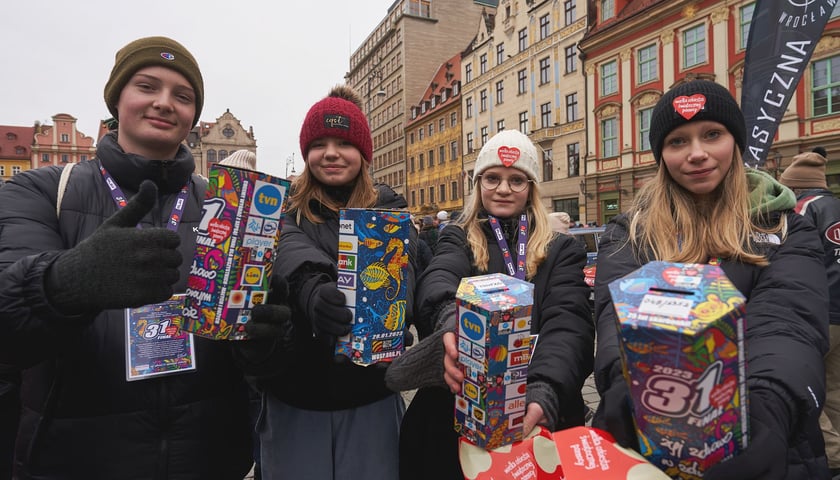 Powiększ obraz: 31. Finał WOŚP we Wrocławiu. Młodzi wolontariusze kwestujący z puszkami dla Wielkiej Orkiestry