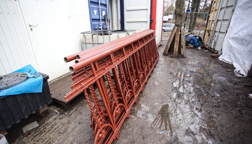 Powiększ obraz: <p>Na zdjęciu zabytkowe balustrady </p>