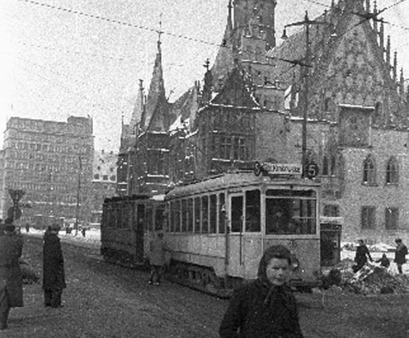 Powiększ obraz: <p>Lata 1947-1949 , Pamiętacie jeszcze jak na Rynku jeździły tramwaje? Jeździly tam jeszcze pod koniec lat 70. ubiegłego stulecia. </p>