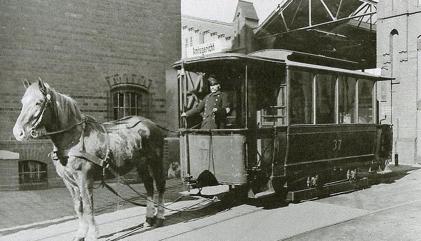 Powiększ obraz: <p><strong>Lata 1930-1940&nbsp;, Turystyczny tramwaj konny w zajezdni V Popowice w latach trzydziestych&nbsp;</strong></p>