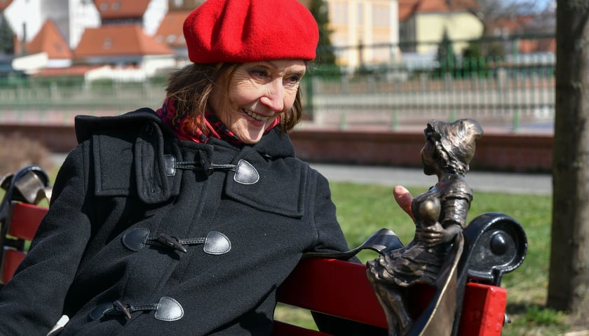 Powiększ obraz: Ewa Woydyłło-Osiatyńska podczas wizyty we Wrocławiu odwiedziła ławeczkę miłości
