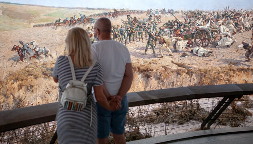 Powiększ obraz: Para podziwiająca Panoramę Racławicką