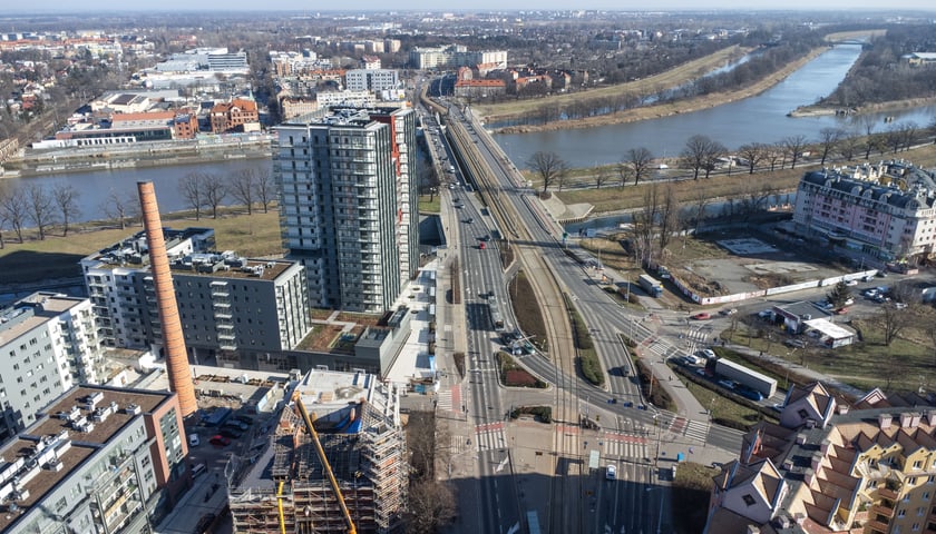 Browary Wrocławskie powstały w miejscu, gdzie od początku XIX wieku istniał "Brauerei Pfeifferhof'', Carla Scholtza, a po 1945 r. Browar Piastowski. Historia tego miejsca została zachowana w nowym wydaniu powstającego tu od kilku lat osiedla.&nbsp;