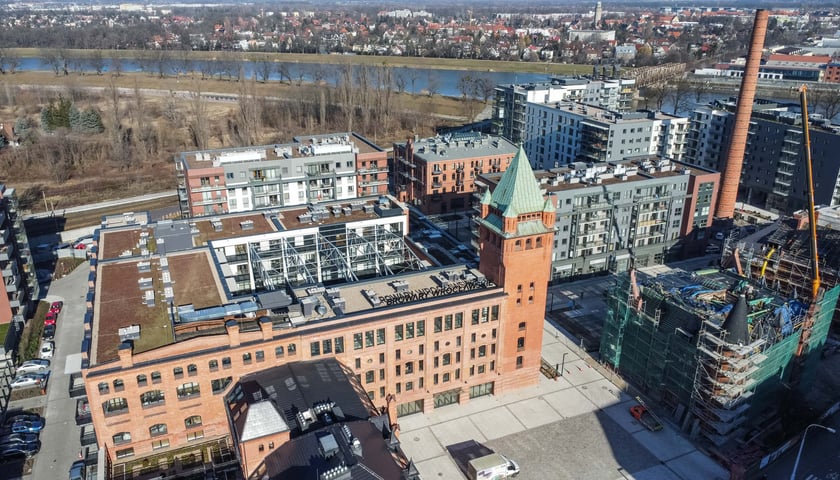 Browary Wrocławskie powstały w miejscu, gdzie od początku XIX wieku istniał "Brauerei Pfeifferhof'', Carla Scholtza, a po 1945 r. Browar Piastowski. Historia tego miejsca została zachowana w nowym wydaniu powstającego tu od kilku lat osiedla.&nbsp;