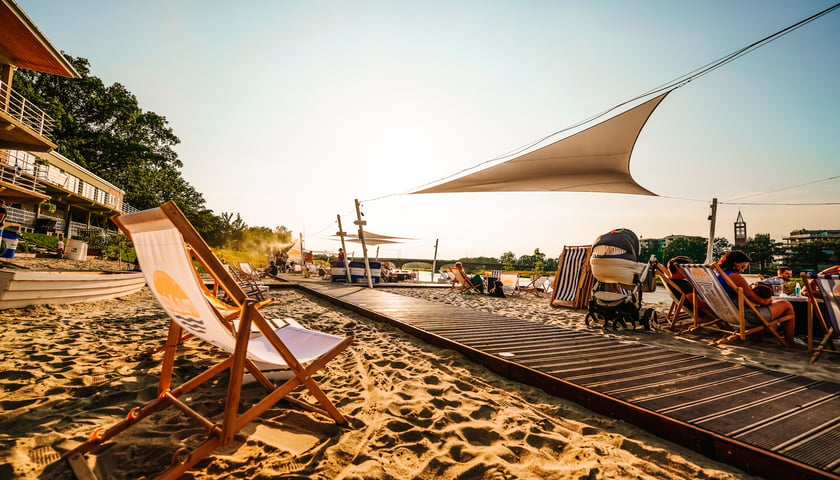 Powiększ obraz: Na zdjęciu leżak na plaży rzecznej nad Odrą - marina Kleczów