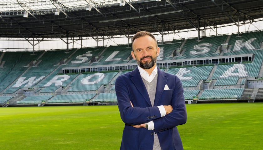 Powiększ obraz: Piotr Waśniewski, prezes zarządu piłkarskiego Śląska Wrocław, zdradza, kiedy ma rozpocząć się budowa WCS