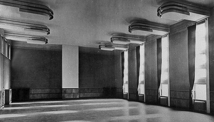 Powiększ obraz: <p>Na zdjęciu: Wnętrza budynku dawnego kina Lw&oacute;w. Lata 1920-1930&nbsp;</p>