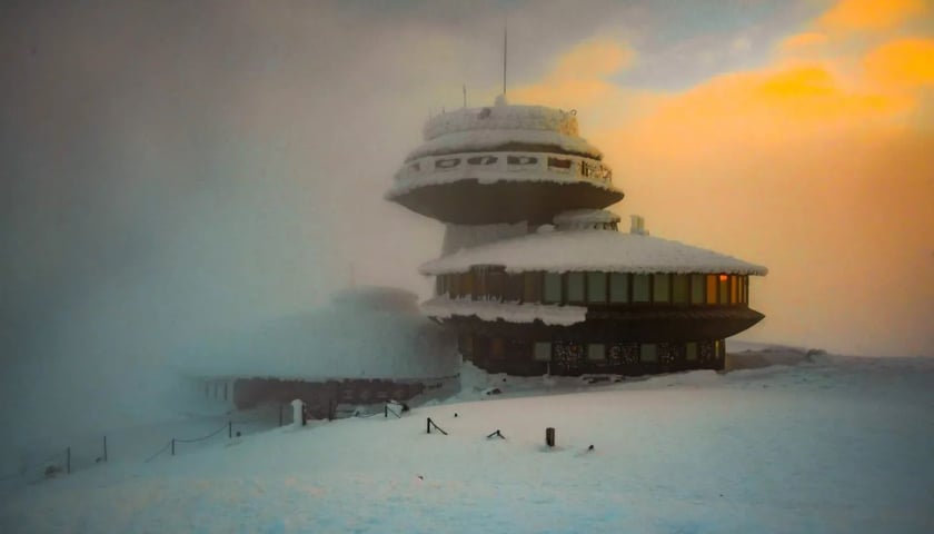 WOM Śnieżka (Wysokogórskie Obserwatorium Meteorologiczne). Przy pięknej pogodzie i dobrej widzialności ze Śnieżki można podziwiać widoki na odległość kilkudziesięciu kilometrów.