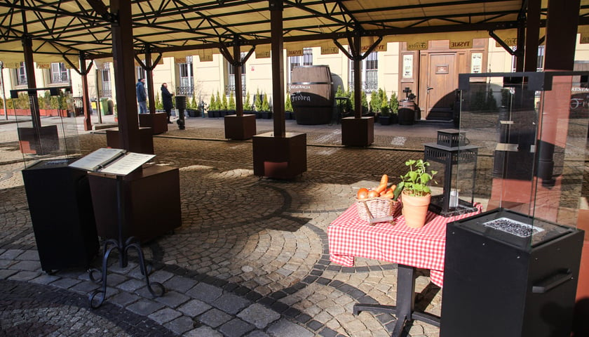 Powiększ obraz: <p>Na zdjęciu: pierwsze ogr&oacute;dki gastronomiczne otwierają się na wrocławskim Rynku</p>