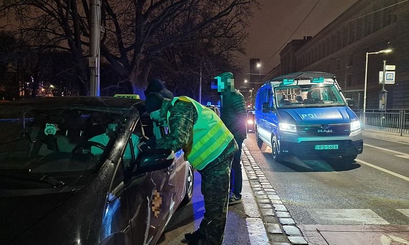 Funkcjonariusze podczas akcji kontroli wrocławskich taks&oacute;wkarzy&nbsp;&nbsp;