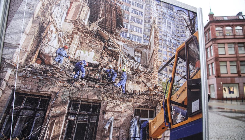 Na zdjęciu: Wystawa fotograficzna poświęcona zniszczonym miastom europejskim