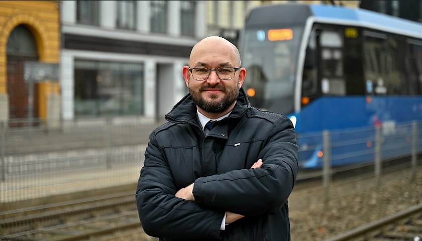 Powiększ obraz: Na zdjęciu Witold Woźny, nowy prezes MPK we Wrocławiu na tle tramwaju