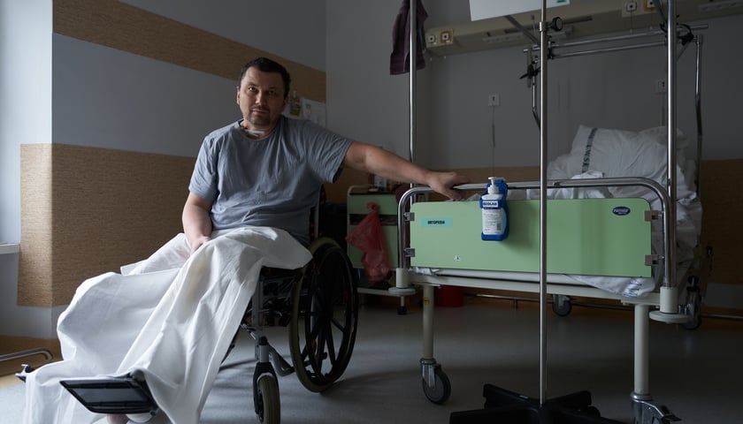 Powiększ obraz: Kostiantyn Fartushnyi , ukraiński czołgista leczony w szpitalu wojskowym we Wrocławiu